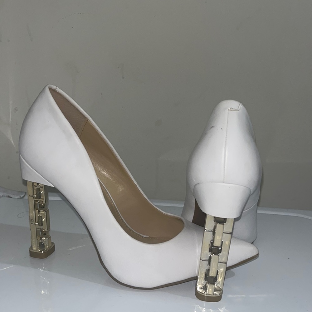 Size 8 woman’s Heels. Brand: Katy Perry condition : Fair